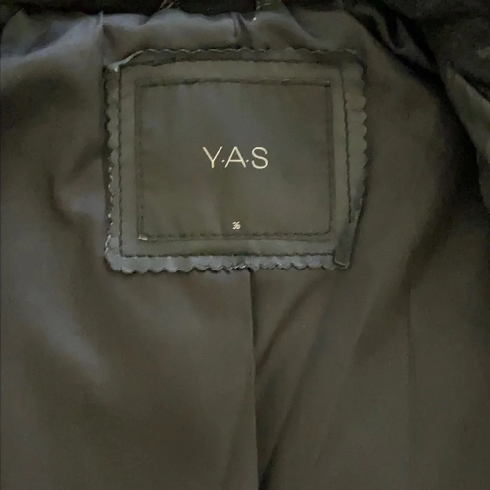 leather jacket - Picture 2 of 3